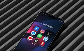Social Media & Technology: Impacts, Benefits & Risks